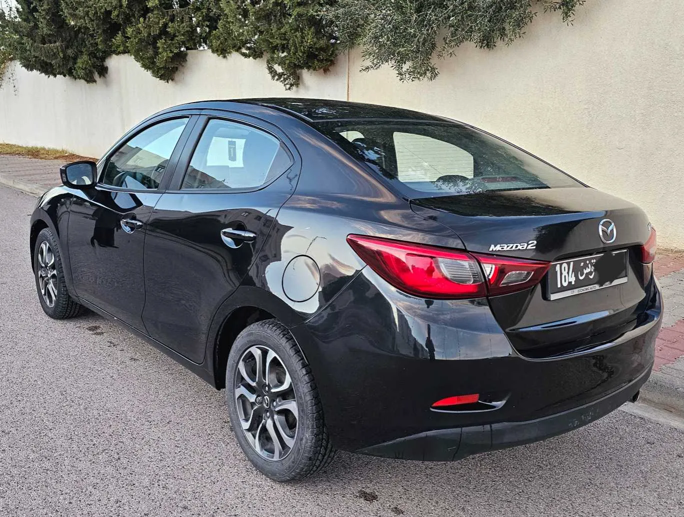 Mazda 2 Sedan en excellent état