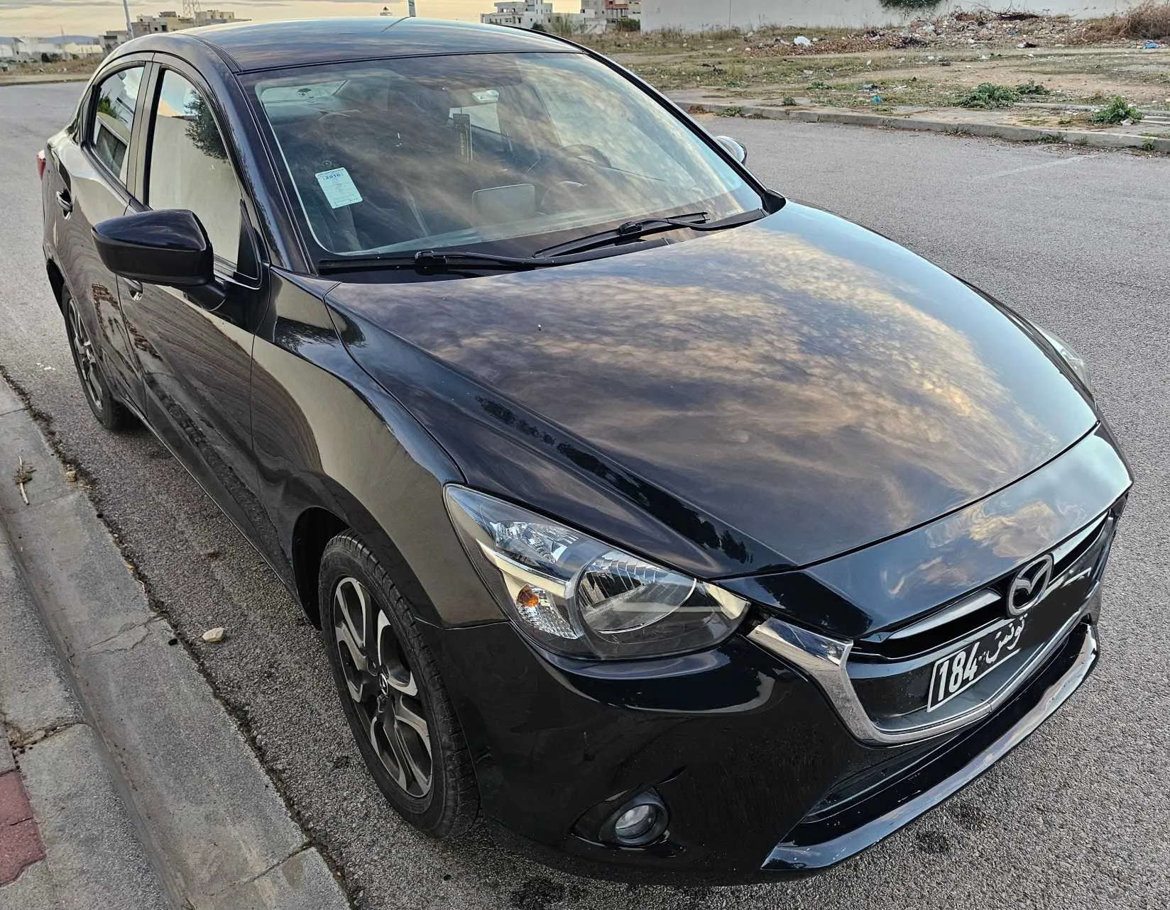 Mazda 2 Sedan en excellent état