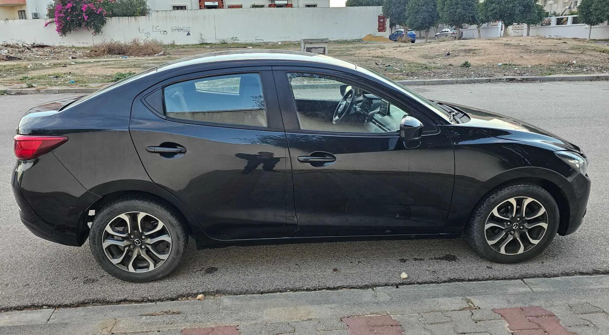 Mazda 2 Sedan en excellent état