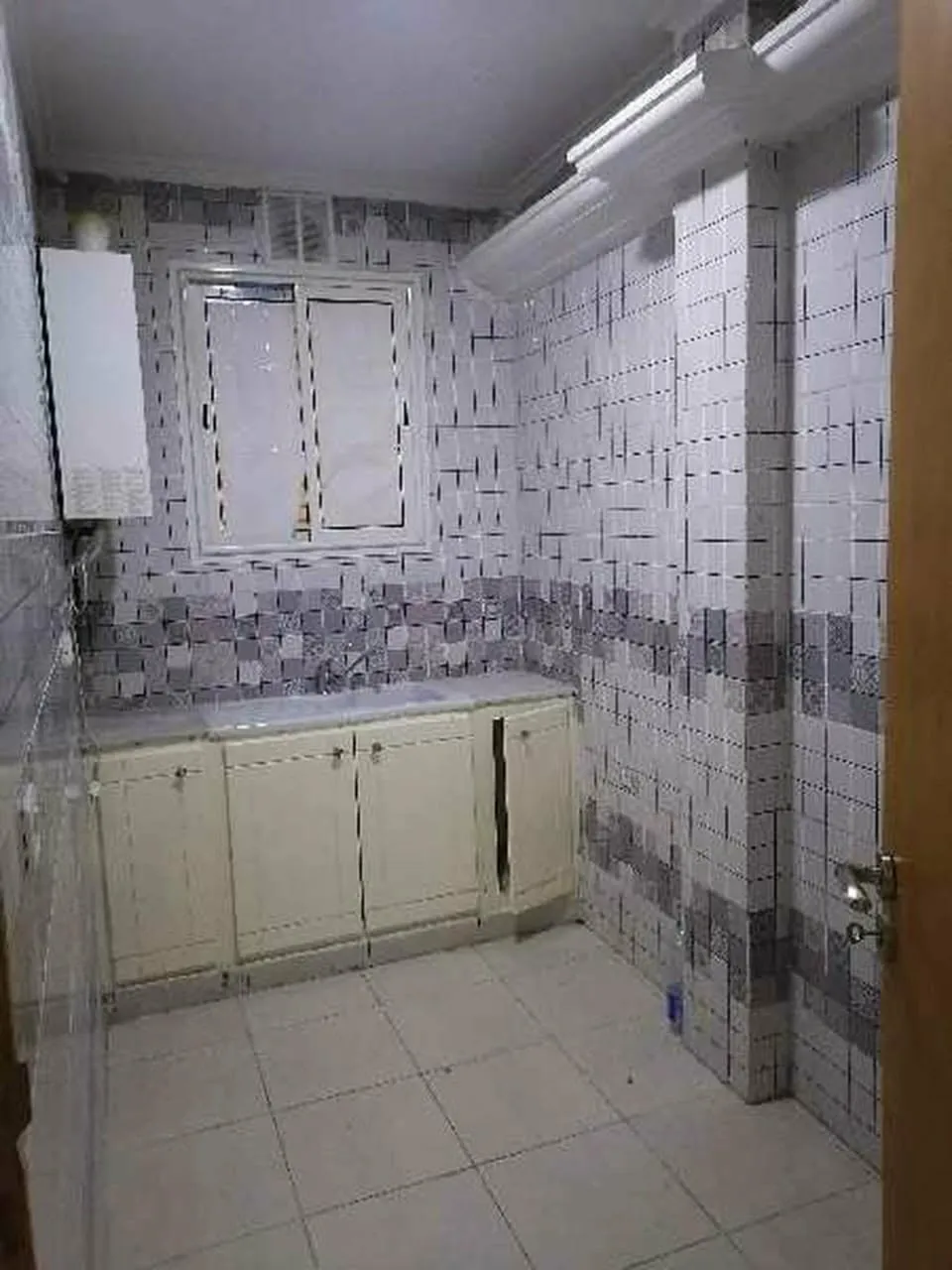 un appartement s+1 vide au 2éme étage (avec ascenseur) a louer situé a Cité khadhra prés de aziza