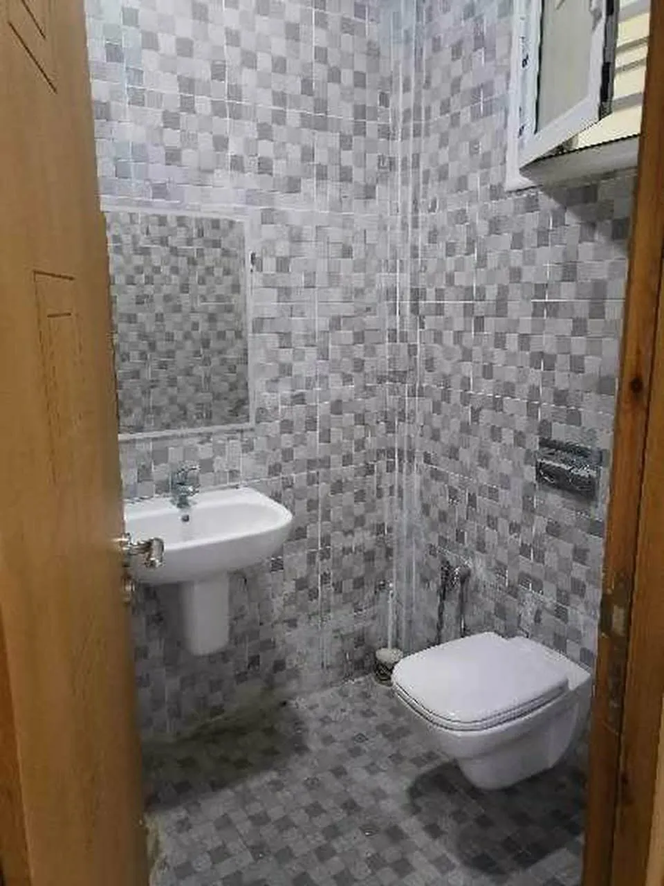 un appartement s+1 vide au 2éme étage (avec ascenseur) a louer situé a Cité khadhra prés de aziza