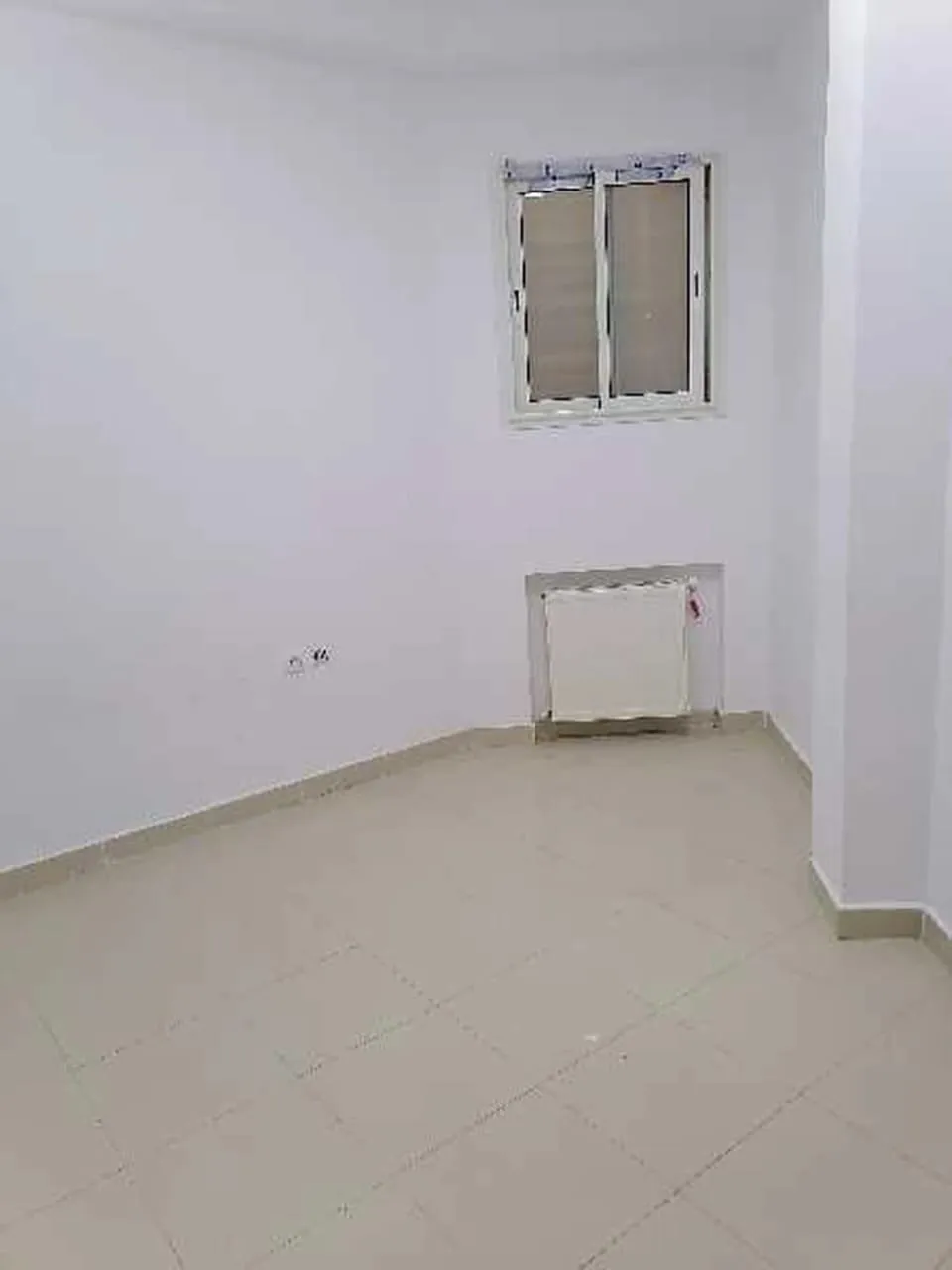 un appartement s+1 vide au 2éme étage (avec ascenseur) a louer situé a Cité khadhra prés de aziza