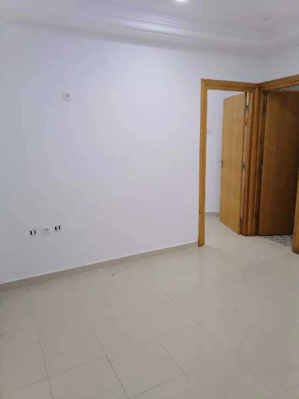 un appartement s+1 vide au 2éme étage (avec ascenseur) a louer situé a Cité khadhra prés de aziza