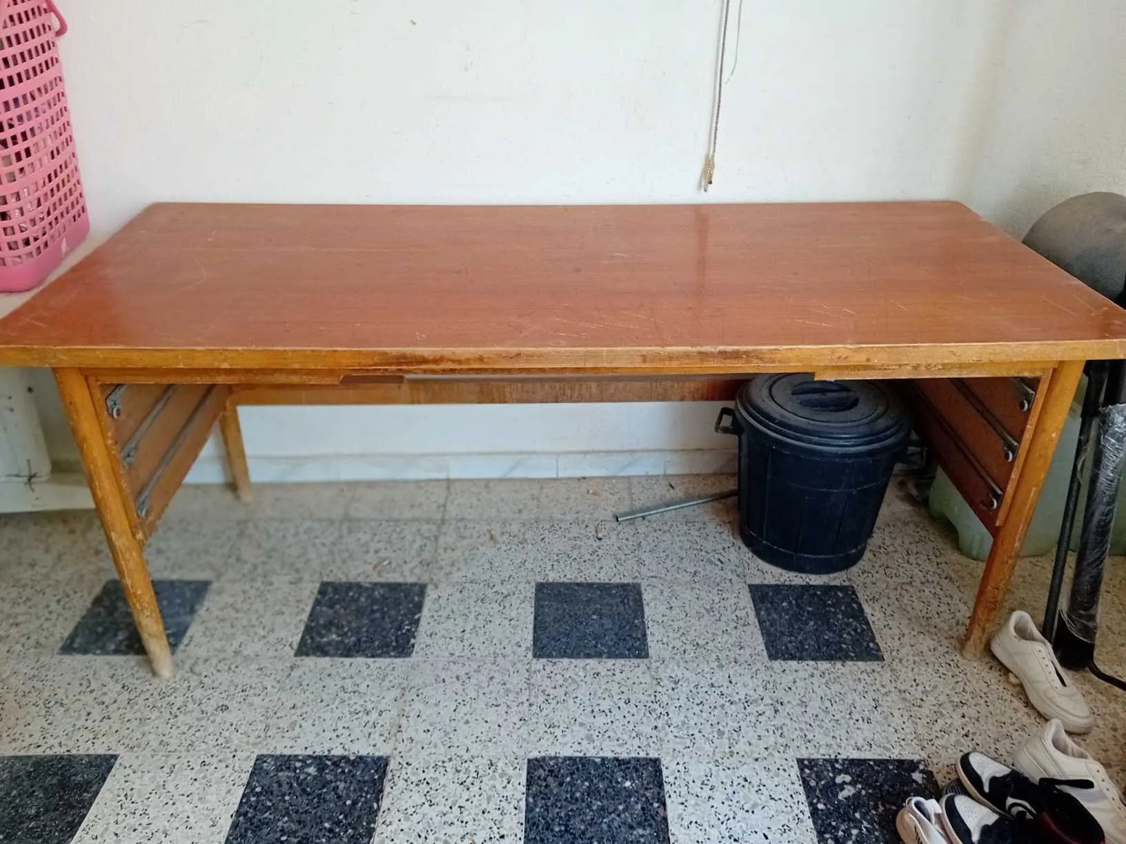 à vendre un bureau en bois rouge de dimensions (1.9mx0.80m), h=0.75 m, en bon état.