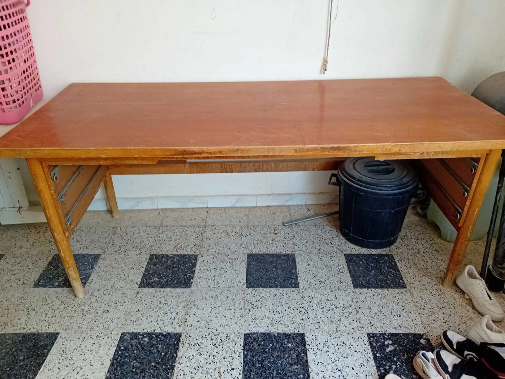 à vendre un bureau en bois rouge de dimensions (1.9mx0.80m), h=0.75 m, en bon état.