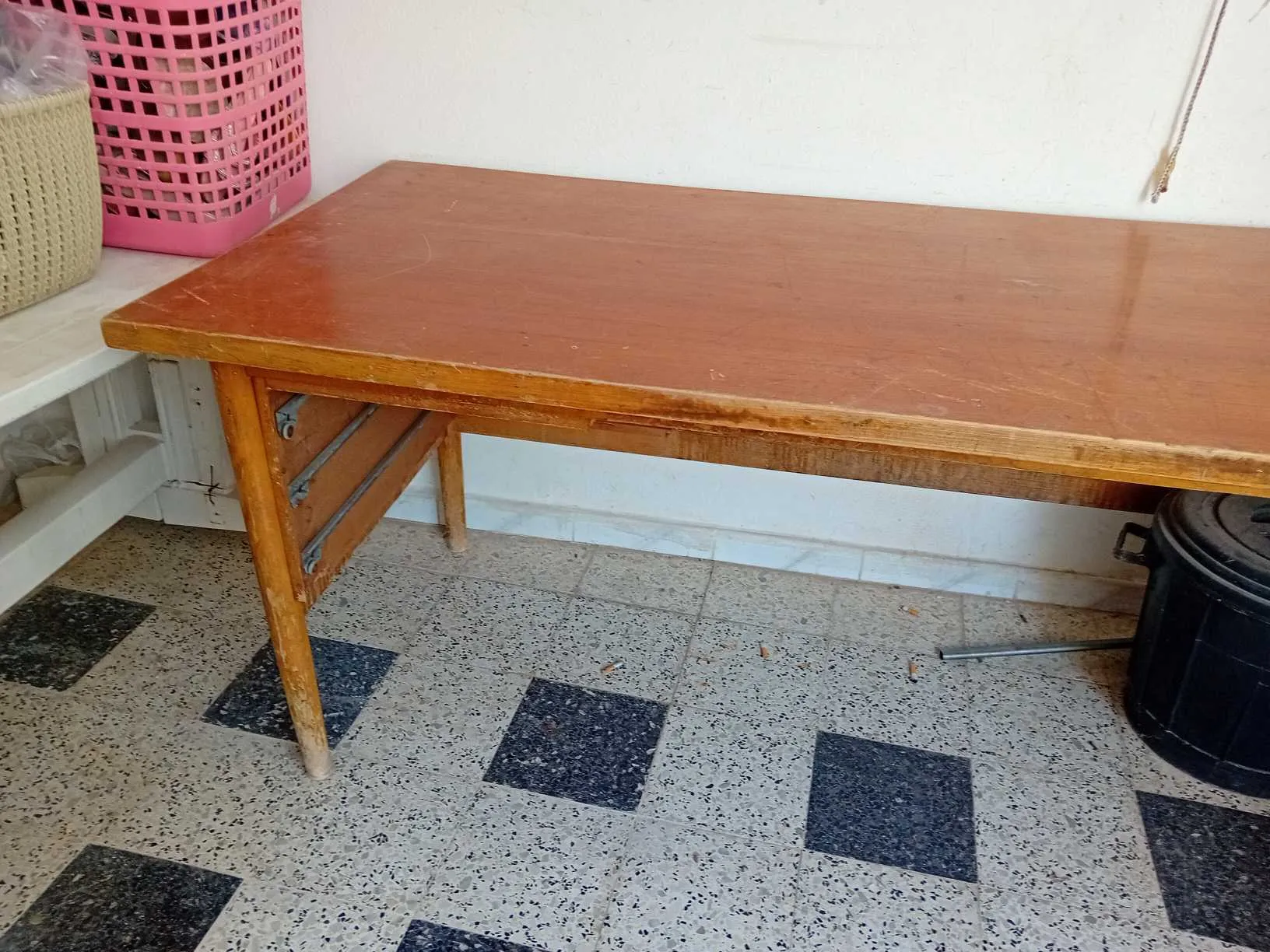 à vendre un bureau en bois rouge de dimensions (1.9mx0.80m), h=0.75 m, en bon état.
