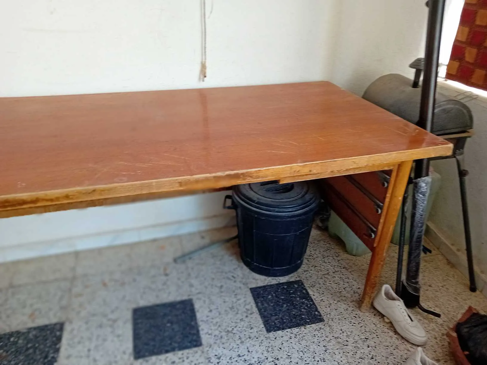 à vendre un bureau en bois rouge de dimensions (1.9mx0.80m), h=0.75 m, en bon état.