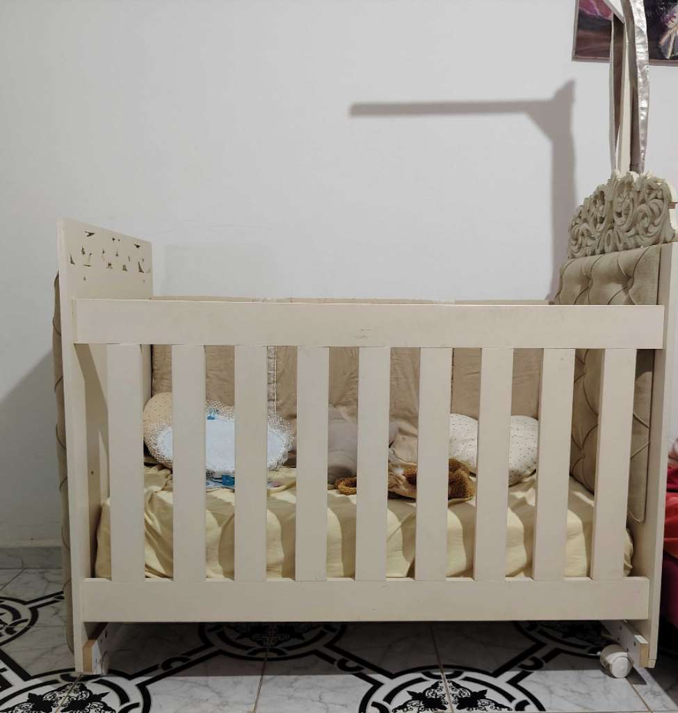 Lit bébé avec matelas 
