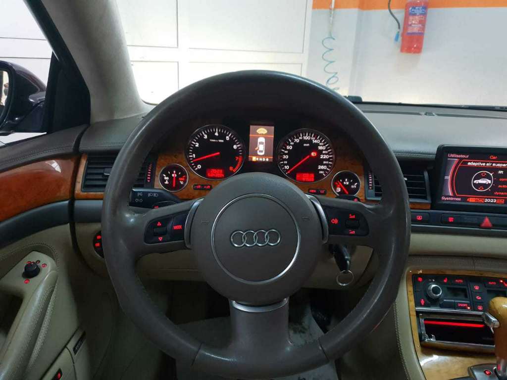 Audi A8 Quattro V8 