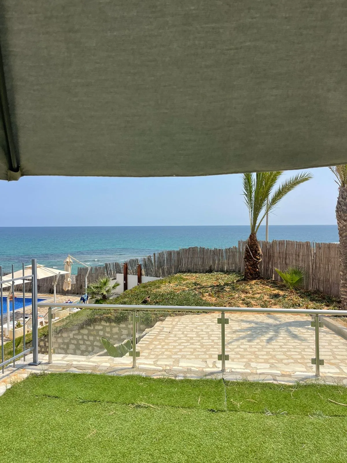 À VENDRE – Magnifique Appartement S+1 Pieds dans l’Eau à Hergla