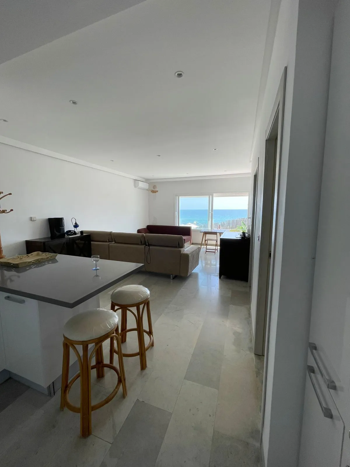 À VENDRE – Magnifique Appartement S+1 Pieds dans l’Eau à Hergla