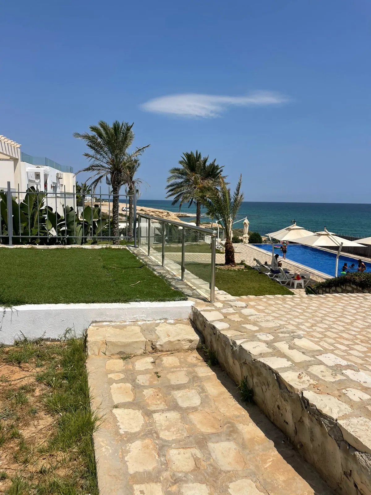 À VENDRE – Magnifique Appartement S+1 Pieds dans l’Eau à Hergla