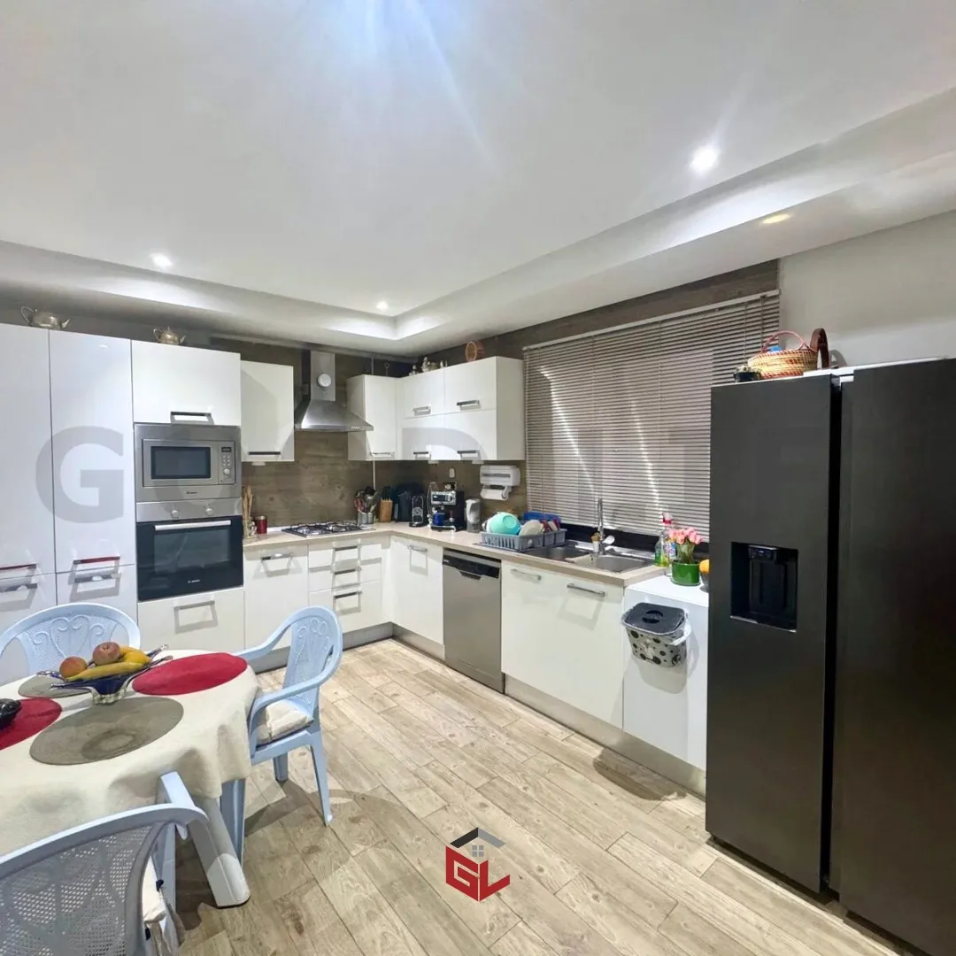 Vente S+3 à Ennasr 203m2