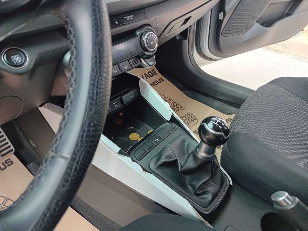 A vendre kia rio sx essence première main 4 cylindre 5 cv 68000 km année 2019 très neuf tel 55090199