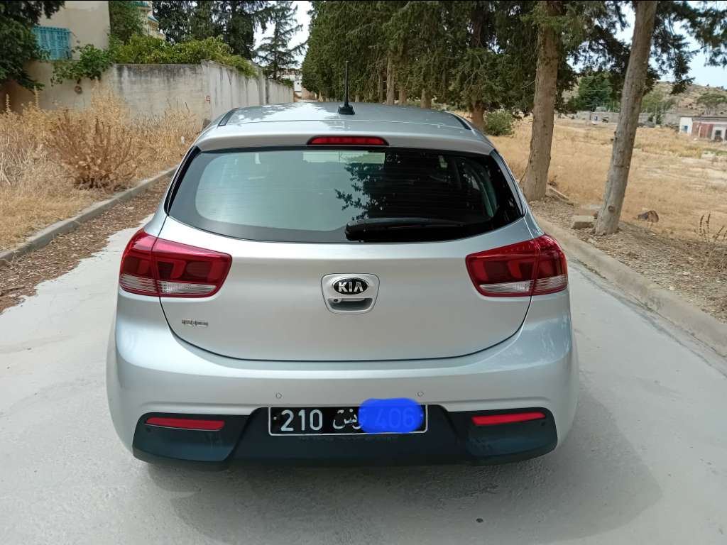 A vendre kia rio sx essence première main 4 cylindre 5 cv 68000 km année 2019 très neuf tel 55090199