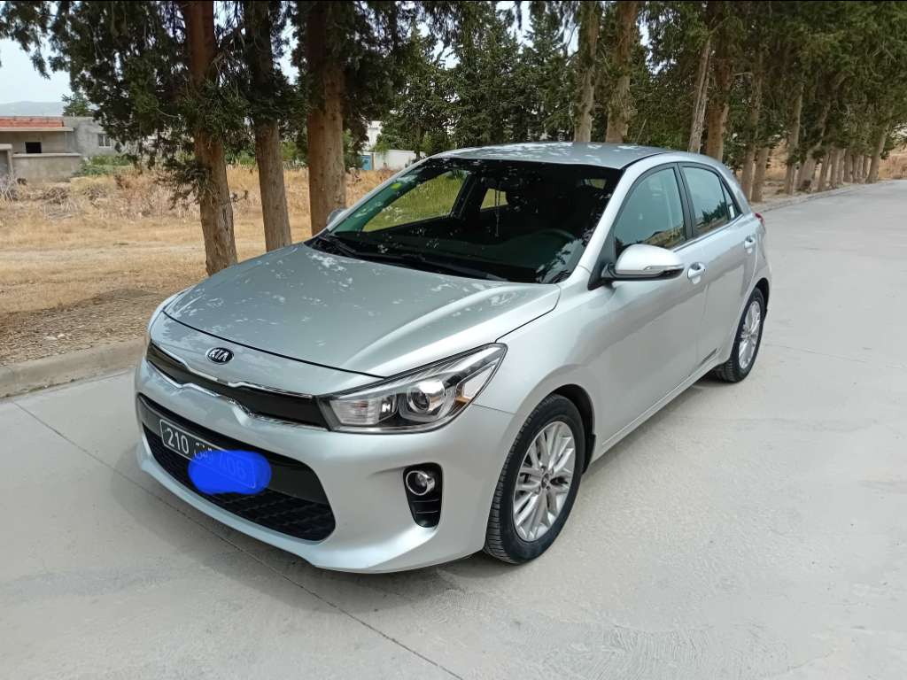 A vendre kia rio sx essence première main 4 cylindre 5 cv 68000 km année 2019 très neuf tel 55090199