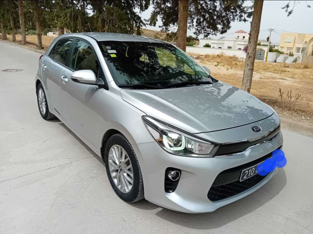 A vendre kia rio sx essence première main 4 cylindre 5 cv 68000 km année 2019 très neuf tel 55090199