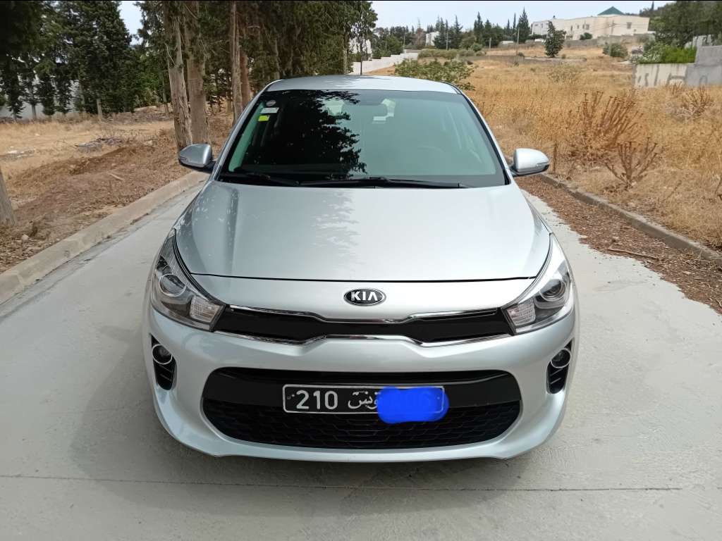 A vendre kia rio sx essence première main 4 cylindre 5 cv 68000 km année 2019 très neuf tel 55090199