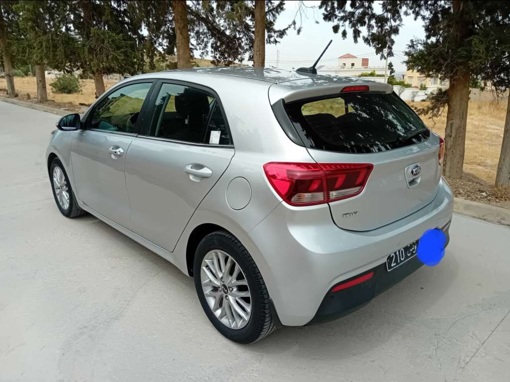 A vendre kia rio sx essence première main 4 cylindre 5 cv 68000 km année 2019 très neuf tel 55090199
