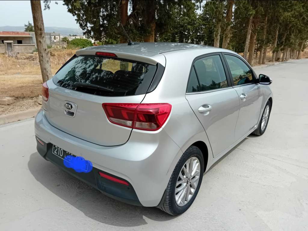 A vendre kia rio sx essence première main 4 cylindre 5 cv 68000 km année 2019 très neuf tel 55090199