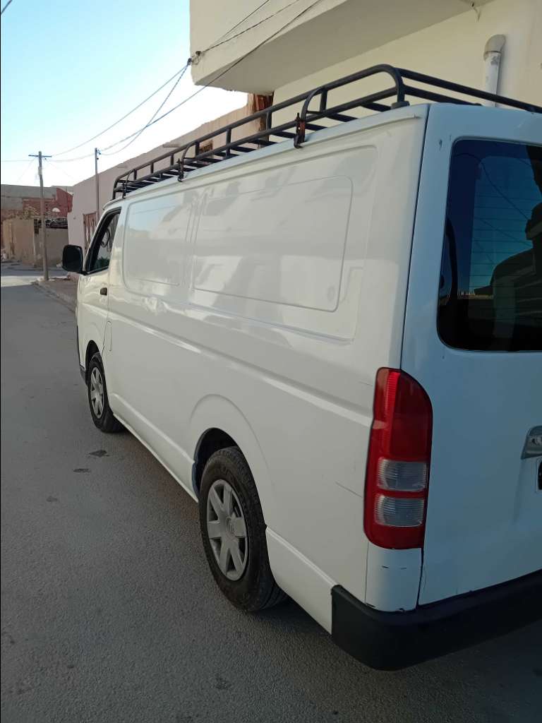 Toyota hiace 3 places