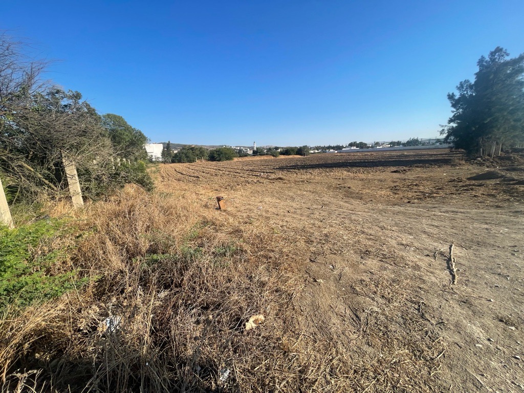 À vendre un terrain à borj touil