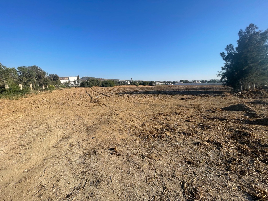 À vendre un terrain à borj touil