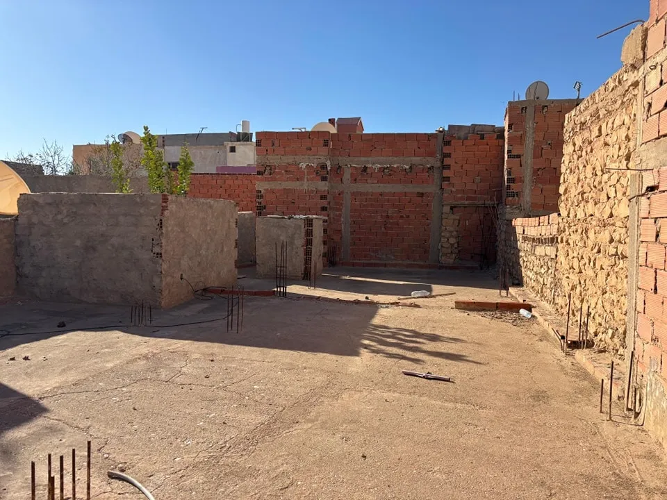 للبيع منزل بالطابق الأرضي في موقع ممتاز في قلب مدينة قفصة ✅