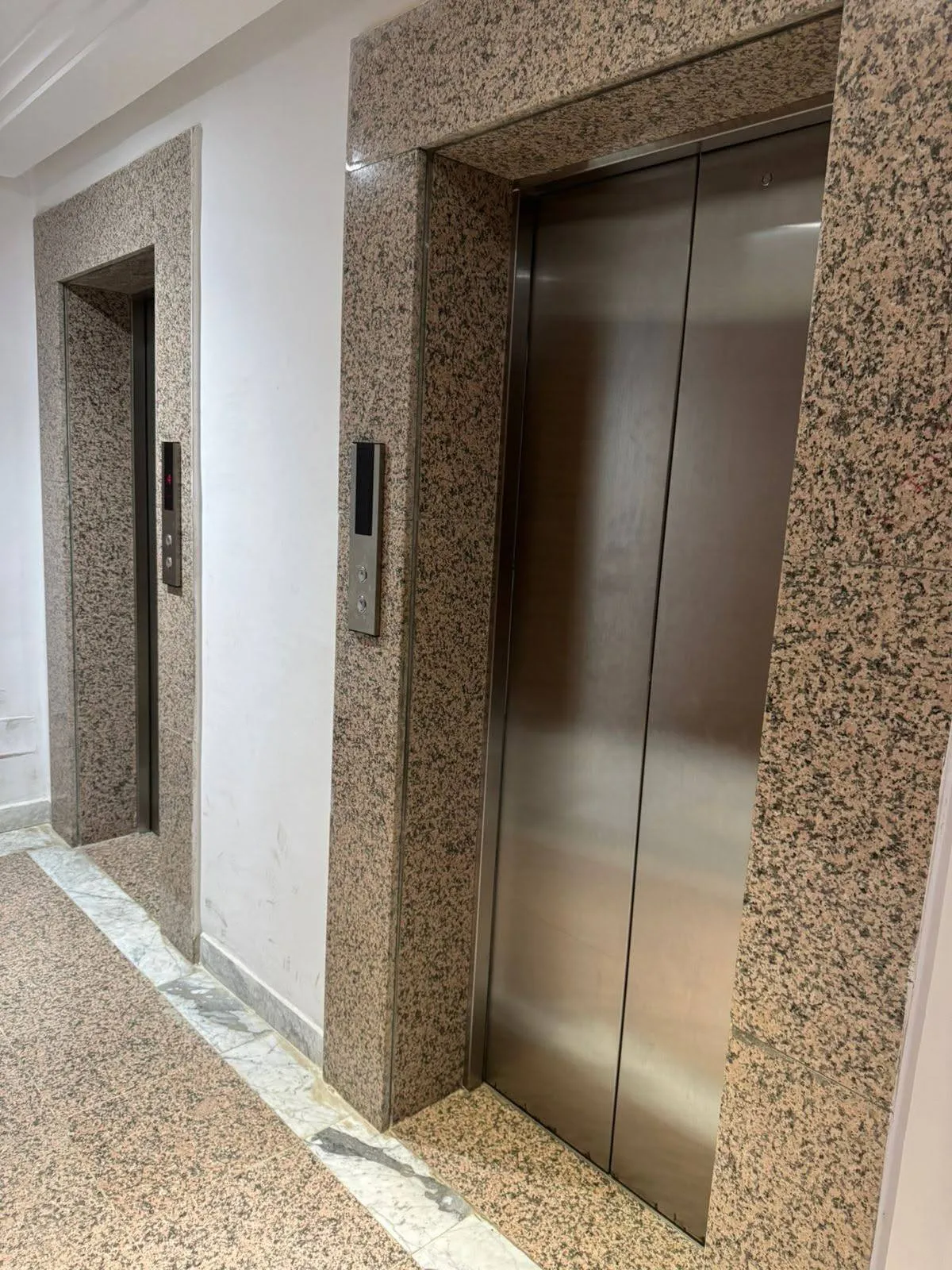 un appartement haut standing s+2 a la 4éme étage (avec doubles ascenseurs) a louer situé a Manzah 9c