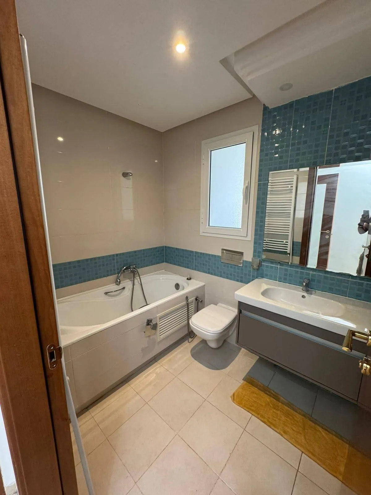 un appartement haut standing s+2 a la 4éme étage (avec doubles ascenseurs) a louer situé a Manzah 9c