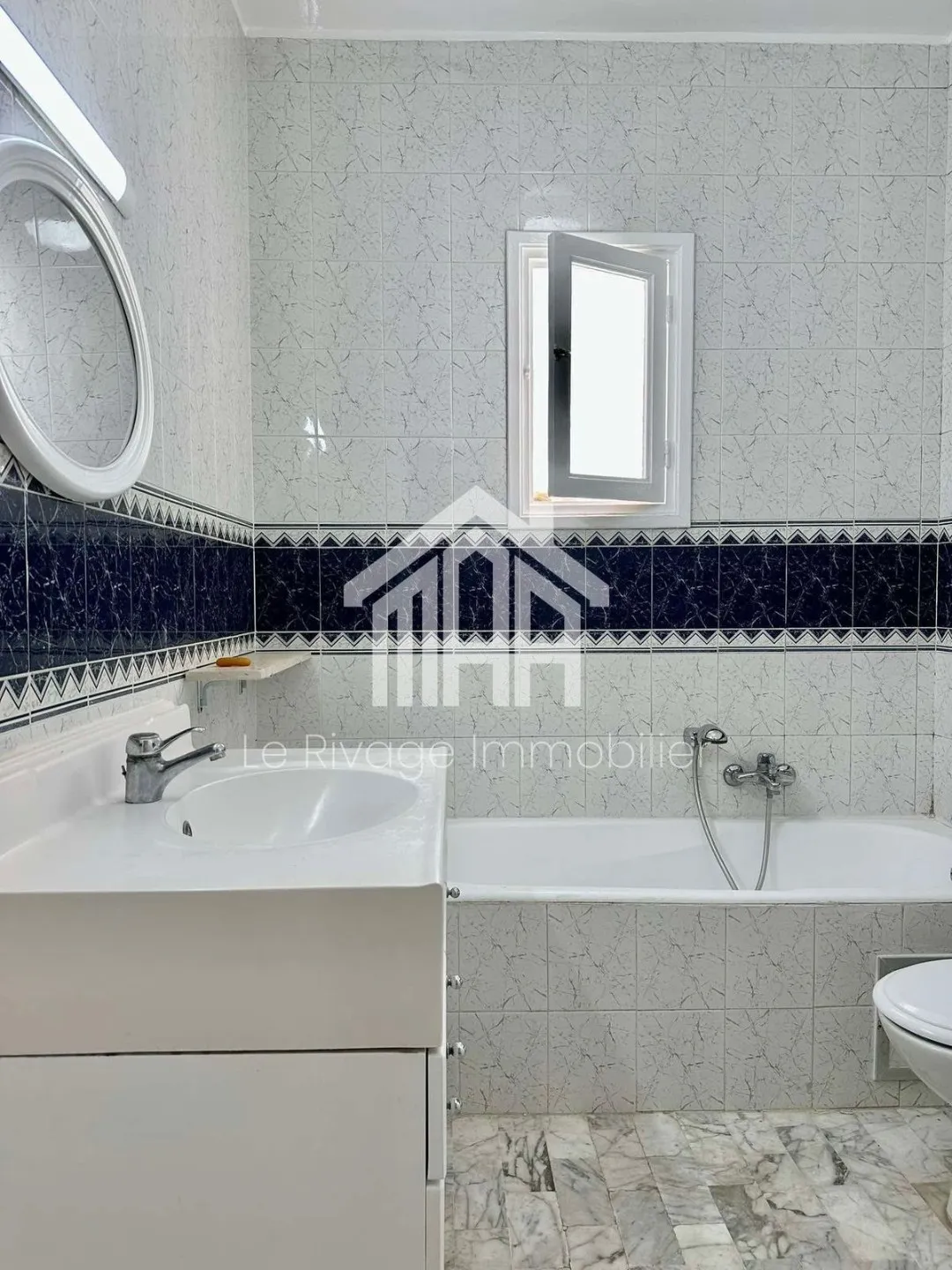 un duplex jumelé des deux côtés à la Marsa, cité Tabak