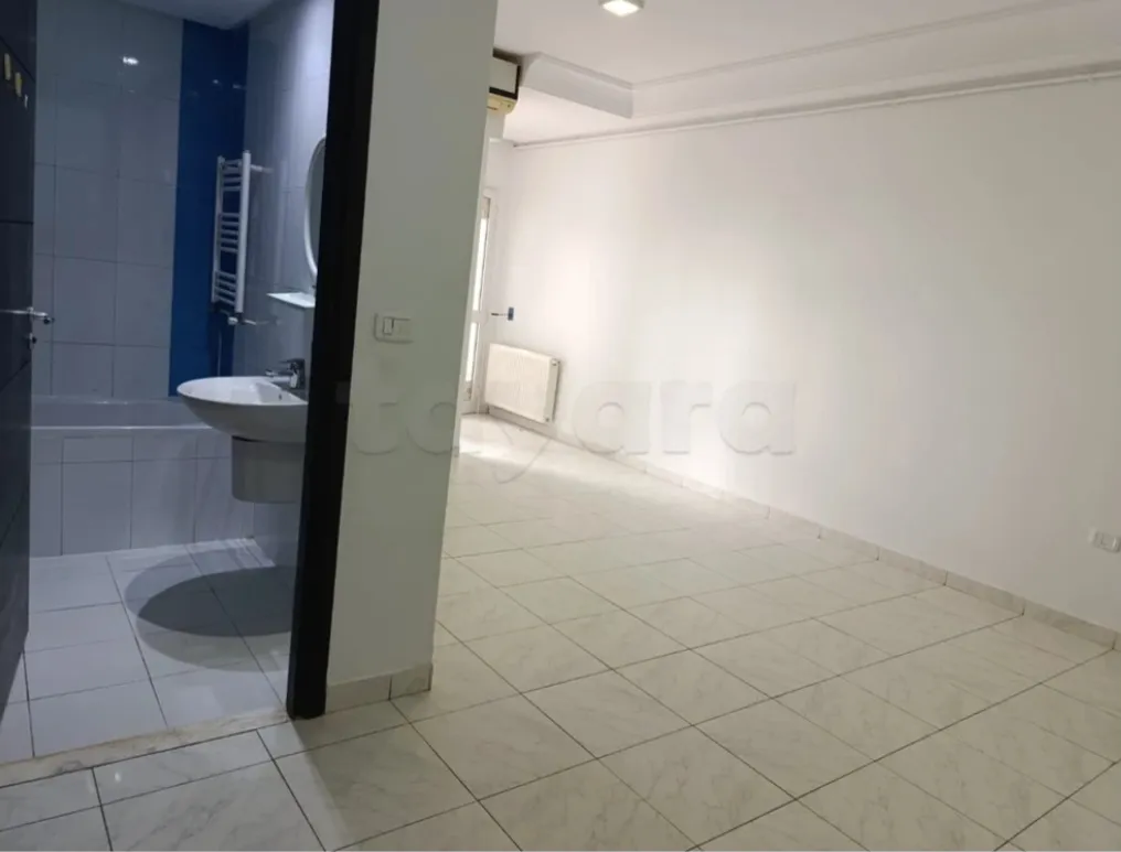 Location S1 vide à El Menzah 9C 