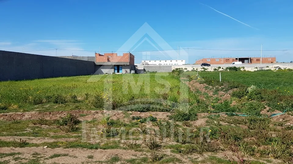 Un terrain pieds dans l'eau avec 2 garages à Korba à vendre 51355351