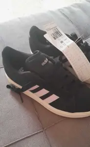 Chaussures Adidas Femme pointure 40, neuves