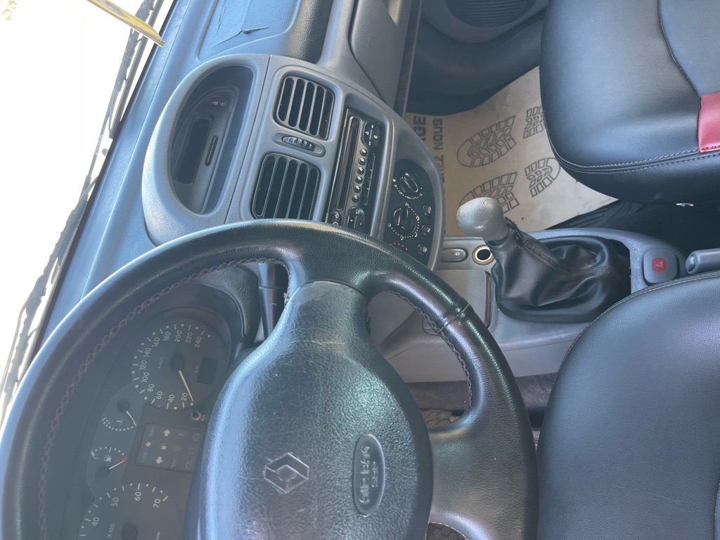 Clio bombĂ© Cabel fransaiseđŹđłđ±