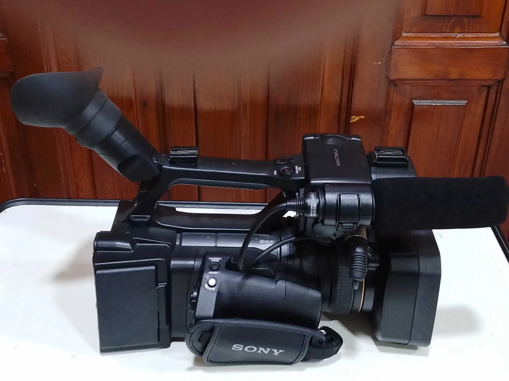 Av. pour liquidation dans l'emballage sony NX5 (ZOOM G carl zeiss) 20X OPTICAL équipé d'un branchemen GPS
