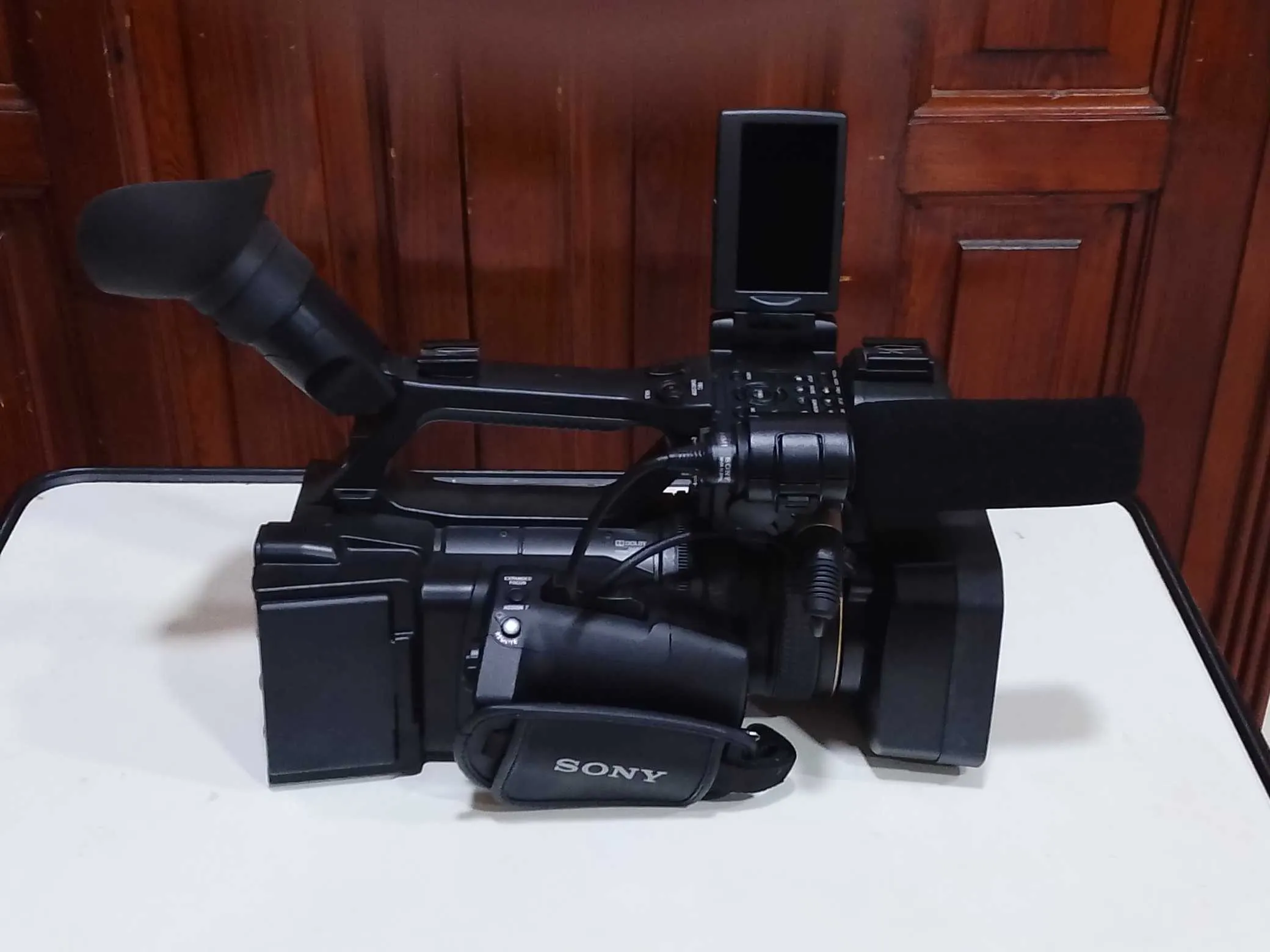 Av. pour liquidation dans l'emballage sony NX5 (ZOOM G carl zeiss) 20X OPTICAL équipé d'un branchemen GPS