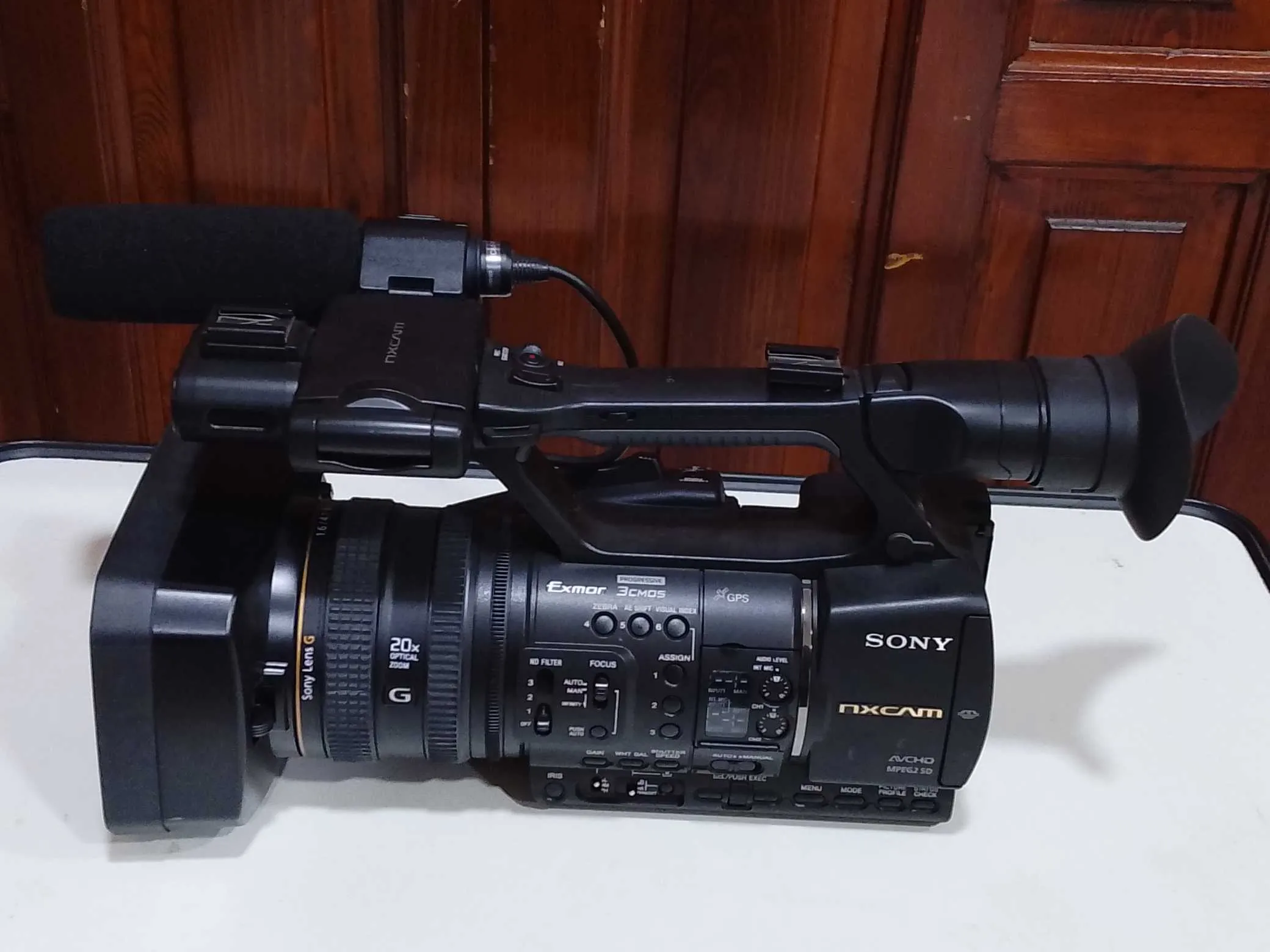 Av. pour liquidation dans l'emballage sony NX5 (ZOOM G carl zeiss) 20X OPTICAL équipé d'un branchemen GPS