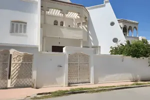 À VENDRE SUPERBE VILLA DE 760 m² À KHZEMA OUEST