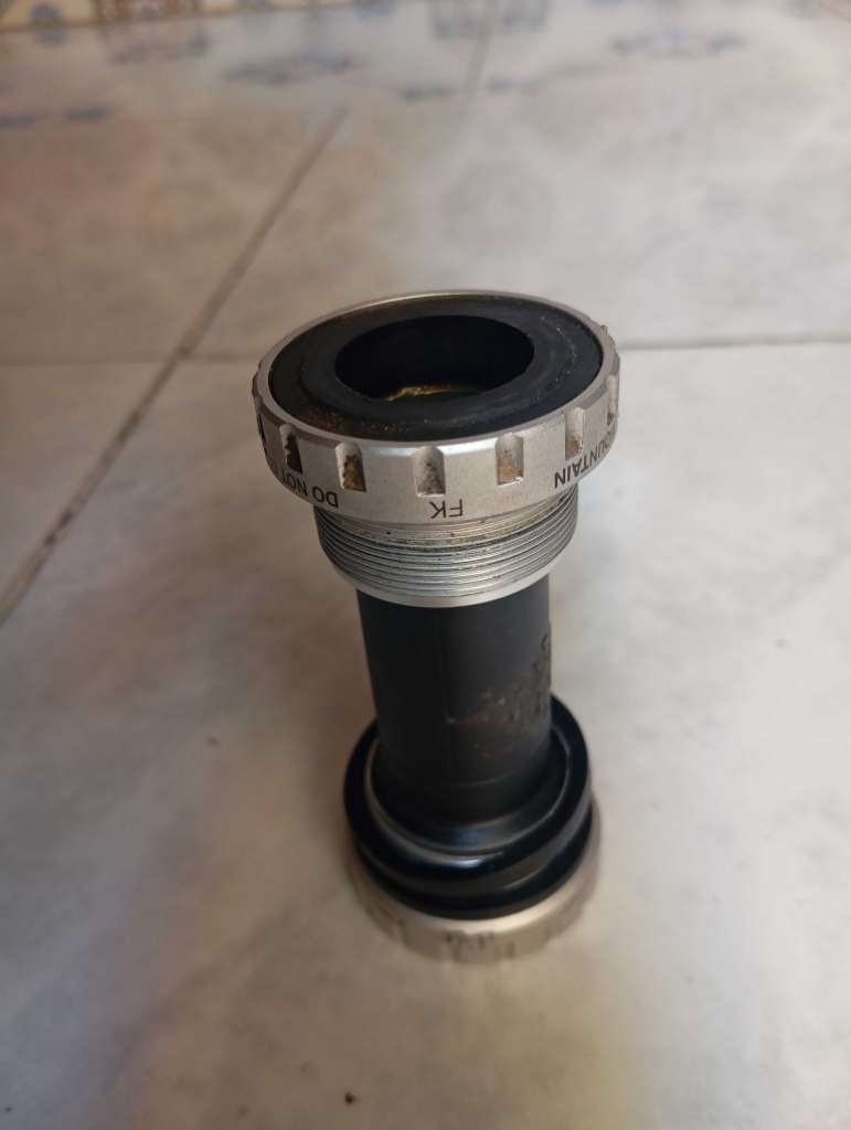 Boîtier de Pédalier vélo original disponible tunis Hay najeh malassine téléphone 29552926