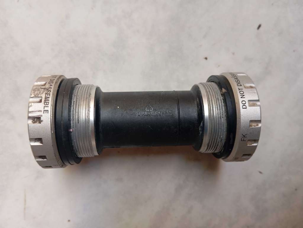 Boîtier de Pédalier vélo original disponible tunis Hay najeh malassine téléphone 29552926