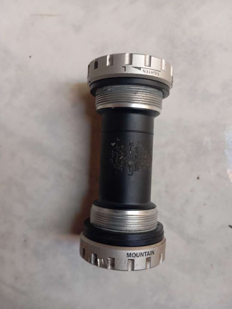 Boîtier de Pédalier vélo original disponible tunis Hay najeh malassine téléphone 29552926