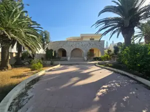 À VENDRE – VILLA PIEDS DANS L’EAU À CHOTT MARIEM