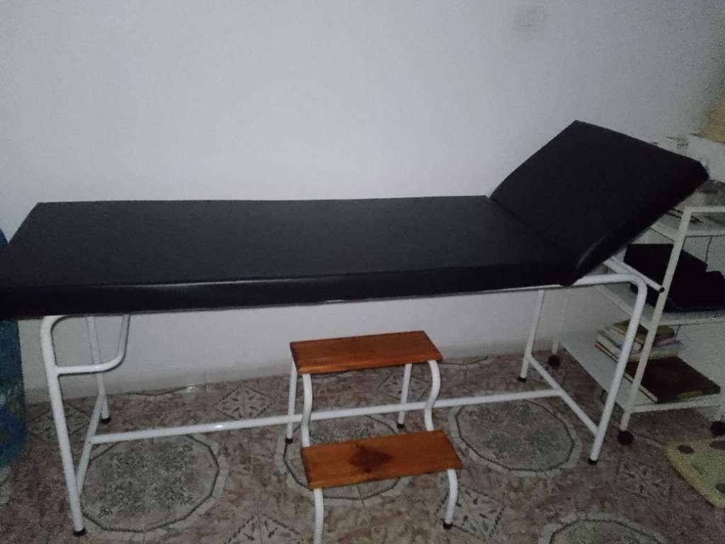 Table examen avec escabeau neuf 