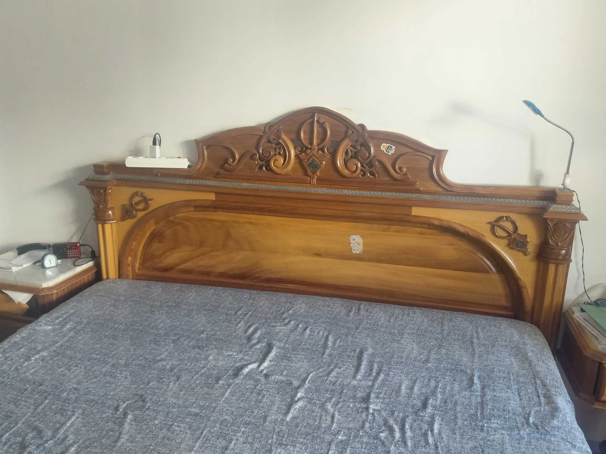 Chambre à coucher bois massif TBE