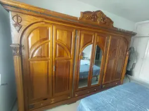 Chambre à coucher bois massif TBE