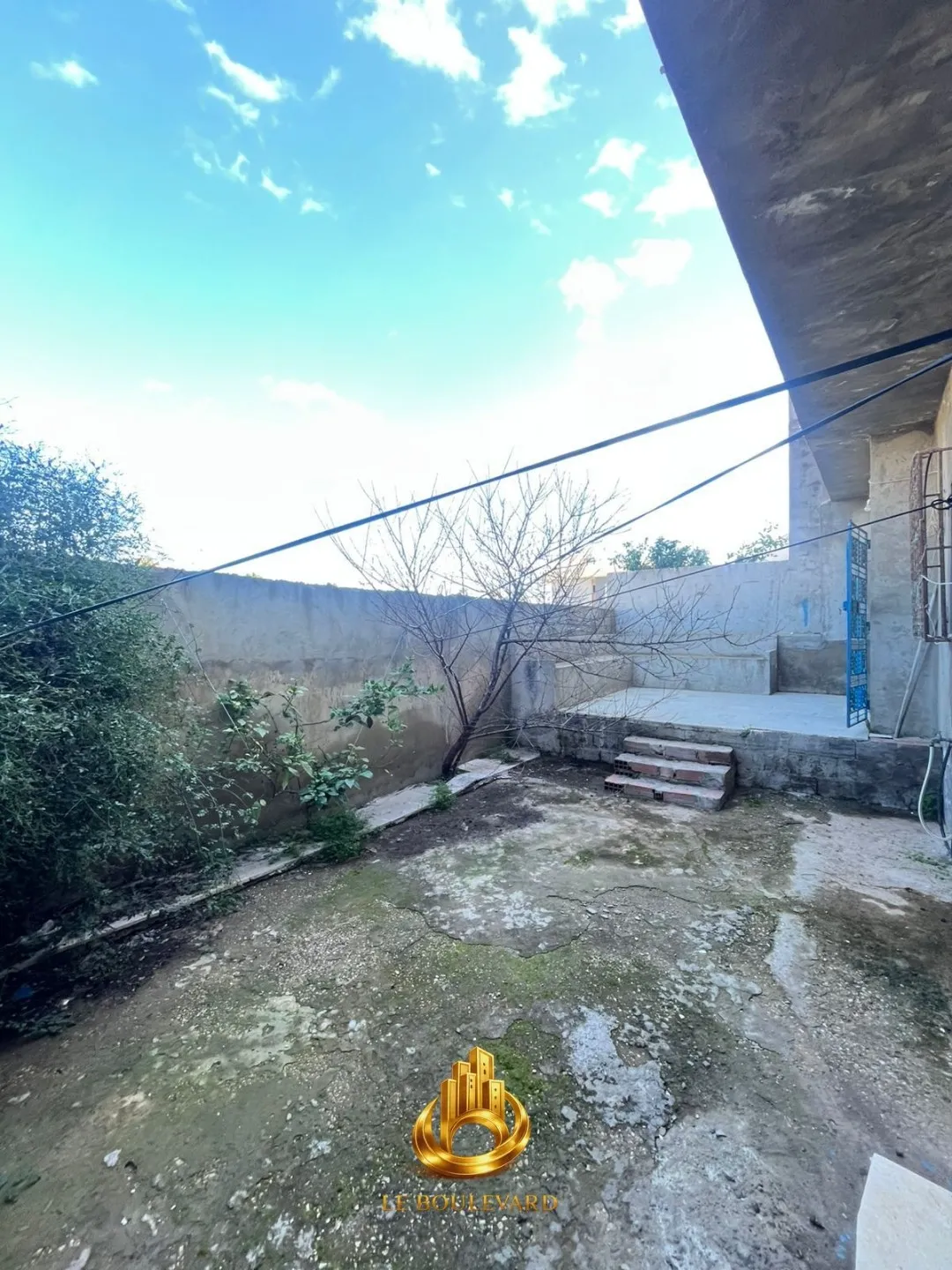 À vendre : villa S+3 à rénover à seulement 100 mètres de la plage à Maamoura, Nabeul