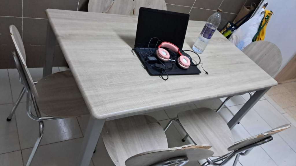 Table de cuisine + 6 chaises 