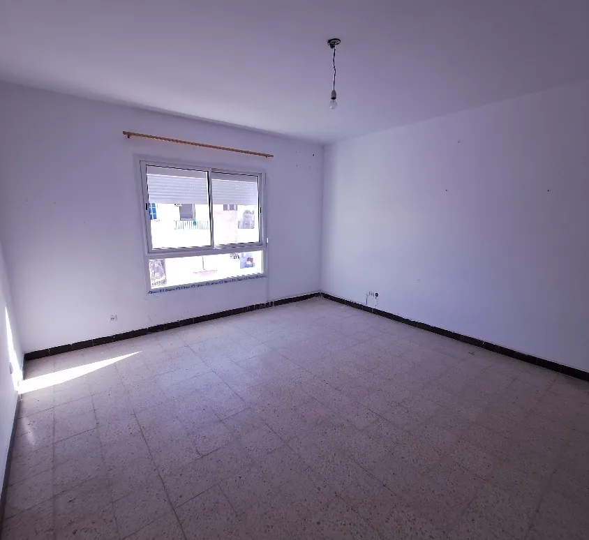 Location S2 vide à Cité Olympique