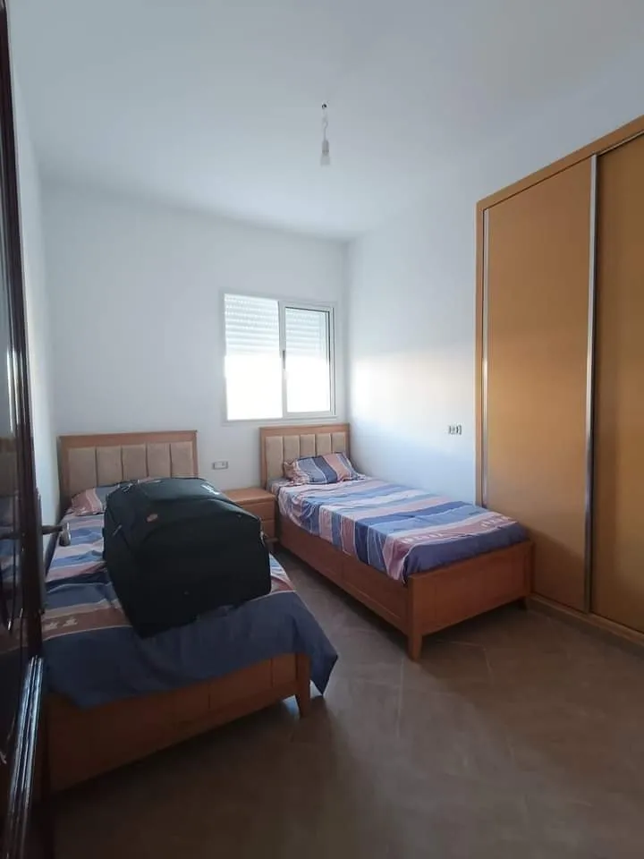 للبيع منزل حديث البناء مطل عل البحر و الجبل و قريب من كل المرافق